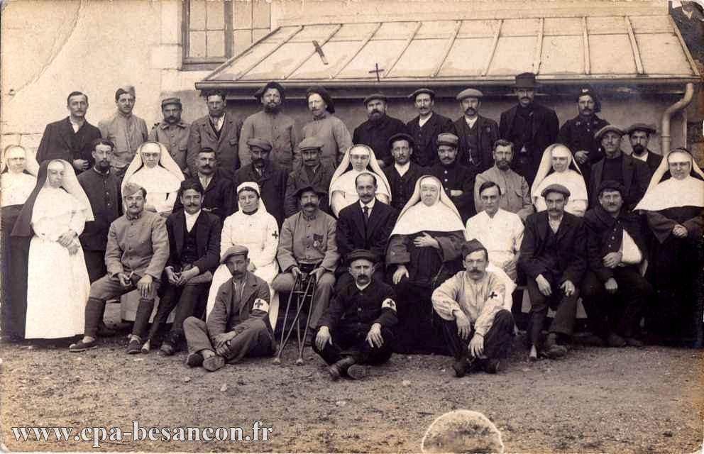 Groupe de soldats et de soignants (sœurs infirmières et infirmiers)